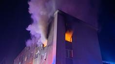 Požár zachvátil bytový dům v Kamenici. Hasiči zachránili 11 lidí i terárium
