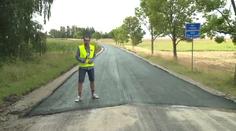 Opravená, stará a zase opravená. Lidé si kvůli silnici klepou na čelo