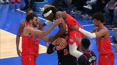 BOREC DNE: Hráče NBA si osedlal soupeř. Místo vzteku ho zachránil