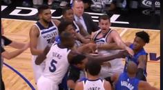 Vypjaté emoce v NBA: Hráči se pohádali, pak jeden druhého škrtil!