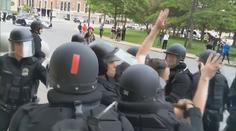 Vlna protestů v USA pokračuje! Úřady zakazují policistům zaklekávat