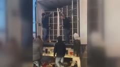 VIDEO: Francouzští zemědělci vyrabovali české kamiony. Způsobili statisícové škody