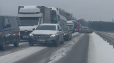 Sníh komplikoval dopravu: Kolony na dálnicích, zpožděné vlaky i autobusy