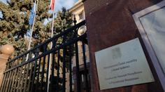 Na fasádě ambasády v Moskvě se objevily sprosté nápisy. Česko si chce stěžovat