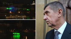 Sídlo vlády osvítil nápis: "Nebuď blbej, plať daně jak Andrej!"