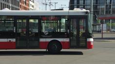 V jedné ruce telefon, ve druhé cigareta. Tak vypadala jízda řidiče autobusu