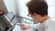 Státní zaměstnanci potřebují vyšší platy, říká expert. Jinak zbydou ti neschopní