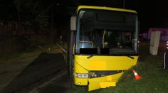 Mladík bez řidičáku ukradl autobus. Vzápětí ho několikrát naboural