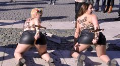 Strčte si kříž do zadku, vzkázaly holky z FEMEN papeži v Římě