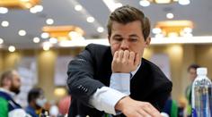Šachista Carlsen odstoupil po prvním tahu. Soupeři tím vyslal jasný vzkaz