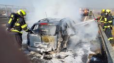 Na D1 začalo hořet auto. Požár narušil dopravu, tvoří se kolony