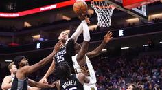 Míč v zápase NBA čtyřikrát kroužil po obroučce. Spadl do koše?