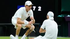 Slzy a beznaděj. Dimitrov mohl senzačně porazit Sinnera, zastavilo ho zranění
