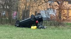 Policie hledá řidičku, která obrátila auto na střechu. Z místa nehody utekla