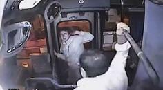 Autobusák chytil do dveří lupiče. Podívejte se, co mu udělal