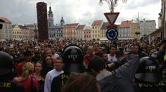 Masakr v Budějovicích: Těžkooděnci vytlačovali demonstranty slzným plynem