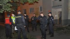 Po mrtvém našli byt plný munice, policie prohledala další dva domy