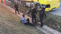 Kamioňák způsobil dvě nehody a ujížděl dál. Pak se hádal s policisty