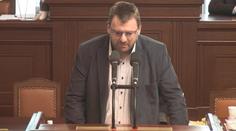 Britskou mutaci na lidi "sype" letadlo, sdílel Volný. Úřad se mu vysmál