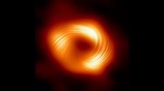 Vědci mají nový snímek černé díry z centra galaxie. Překvapilo je, co našli