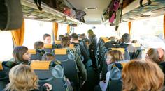 Cestování autobusem: Kdy se poutat a jaké má povinnosti řidič?