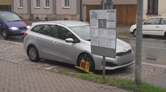 Cizinec ve svém autě týden bivakoval na trutnovské autobusové zastávce
