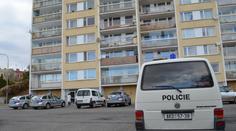 Muž v Pardubicích vylezl s dítětem na balkon a vyhrožoval, že skočí!