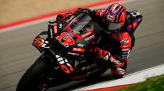 Sprint MotoGP ovládl Viñales, pódium pro Márqueze. Bagnaia čtvrtý