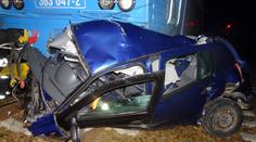 Nákladní vlak sešrotoval auto na přejezdu, po řidiči se slehla zem