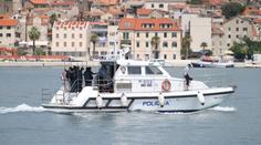 Chorvatská policie zachránila muže s dítětem. Hned potom jim dala velkou pokutu