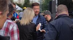 Okamuru napadla v parku aktivistka. Dortem ho zasáhla do obličeje