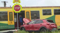 Auto se na Zlínsku srazilo s vlakem plným studentů. Řidič je zraněný