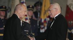 Malíř Brázda vrátil Klausovi státní vyznamenání: Od něj ho nechci!