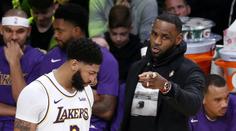 Zraněný LeBron James přihlížel další porážce Lakers. Nepomohly ani jeho rady