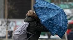 Na Česko udeří silný vítr, meteorologové varují před nebezpečím. MAPA