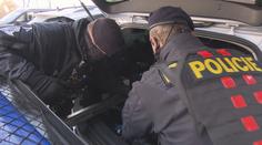 Policisté v Praze zachránili otrávenou ženu. Pomohlo jim hydraulické páčidlo