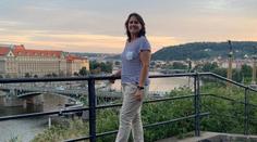Tenisová legenda dorazila do Prahy! Poznáte „babču na cestách“?