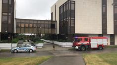 Areály VŠE v Praze se evakuují, anonym tam ohlásil bombu