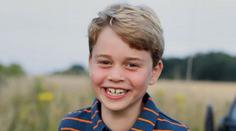 Princ George slaví 8. narozeniny, podobu s otcem Williamem nezapře