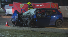 Zběsilá jízda v Dobříši. Auto se srazilo s autobusem, spolujezdec nepřežil