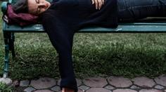 Prahou se potácela opilá matka s dítětem. Mělo jen pyžamo a bundu