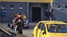 Policisté spěchali do plzeňského bytu. Uvnitř našli dvě mrtvoly