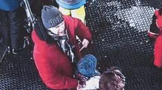 Rvačka přímo v lanovce! Lyžaře zmlátil muž kvůli místu, hledají ho