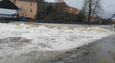 Chlapce z řeky Moravy zachraňovali strážníci. Držel se trávy, aby ho proud neodnesl