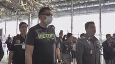 Čecha, který šířil HIV, deportovali z Thajska. Přivezli ho v kleci. VIDEO