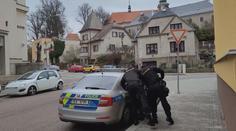 Senior měl brutálně zabít svou partnerku. Policii se pak sám přihlásil