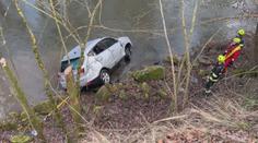 Neobvyklý nález na dně řeky. Hasiči zachraňovali potopené auto