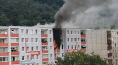 Muž zapálil svůj byt a pustil plyn. Po explozi vyskočil ze šestého patra