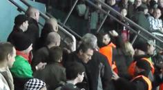 VIDEO: PĚSTI, KREV a roztržené obočí! Na hokeji v Hradci ochranka řezala fanouška