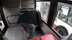 Muž měl krást peníze z autobusů. Hrozí mu až 5 let za mřížemi